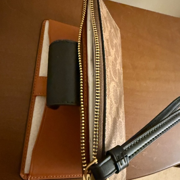 Coach Phone Wallet In Signature Canvas In Gold-Tan-Black New With Tags Authentic - Picture 7 of 9